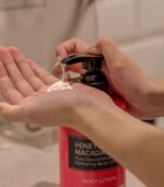 Kundal – Honey & Macadamia Body Lotion – English Rose – Moisturizing Body Lotion 500ml - Image 2